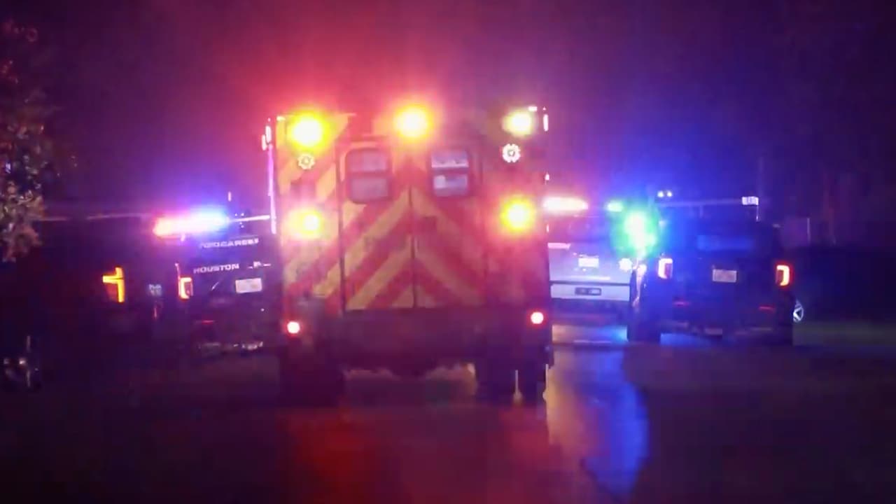 Finalmente, el sospechoso estrelló el vehículo contra una casa en la cuadra 1200 de Mitchell Road.