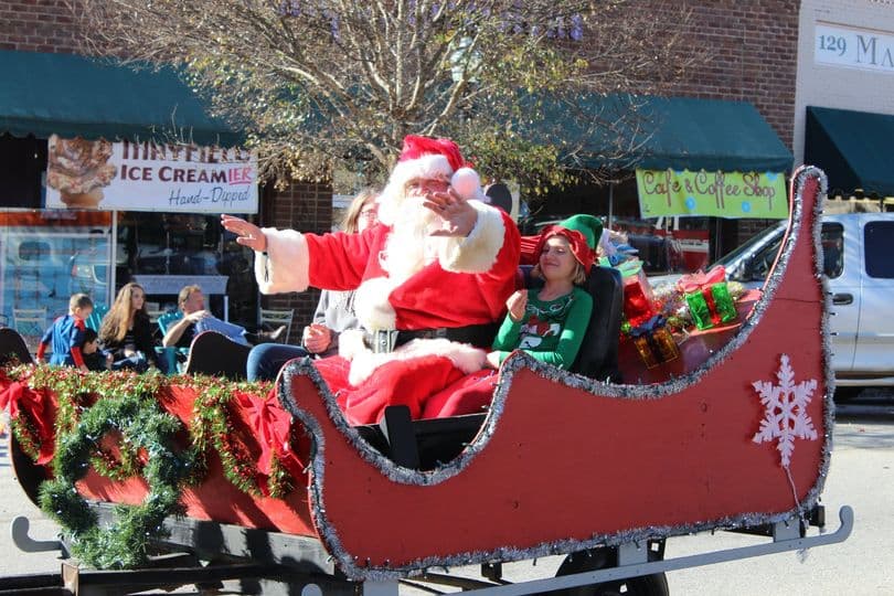 <b>Pine Mountain</b>. En cuanto a los espectáculos de luces navideñas, el de Callaway Gardens en Pine Mountains es definitivamente uno de los mejores. Se llama Fantasy in Lights y presenta ocho millones de luces y 15 escenas. Puedes comprar en Christmas Village de los jardines, tomar fotos con Santa, escuchar un concierto de órgano de la capilla navideña y pasar el día de Navidad para disfrutar de un buffet festivo. También hay un desfile navideño anual en el centro de Pine Mountain.
<br>
<br>
<b><a href="https://goo.gl/maps/Nvusabh14PfyVfNe7">Cómo llegar</a></b>