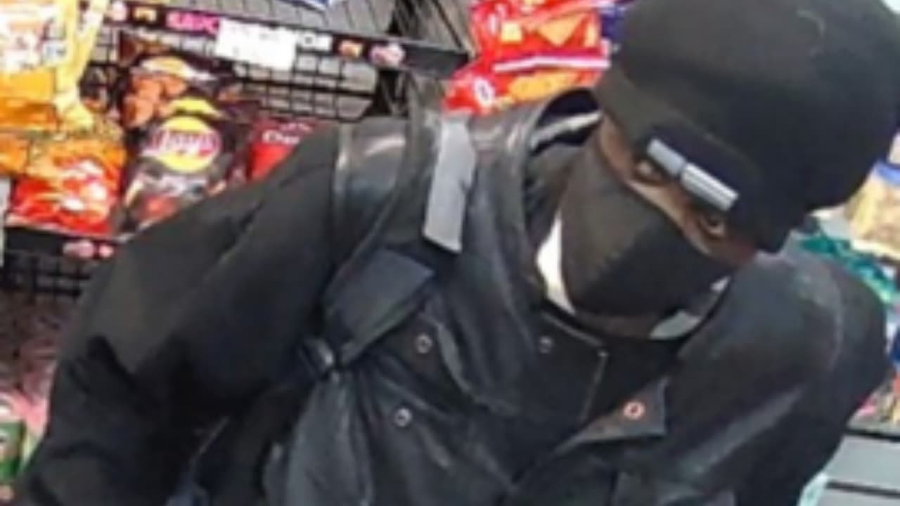 Policía busca a segundo sospechoso que podría estar relacionado a asesinato de mujer de 74 años en NY