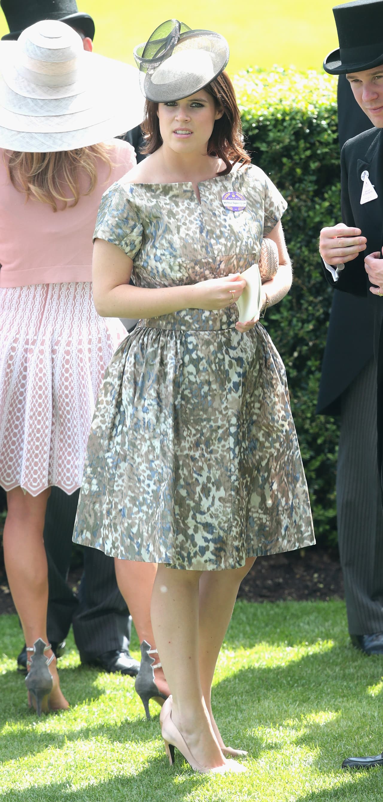 En general prefiere pumps, de punta redonda, con tacón mediano y colores discretos.