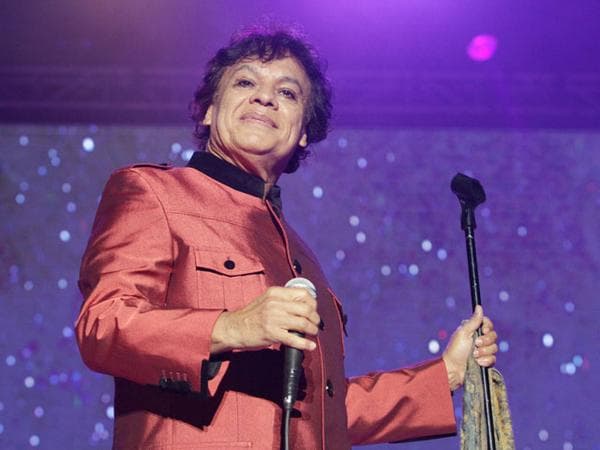 <b>JUAN GABRIEL</b>
<br>El divo de Juárez dejó este mundo demasiado pronto, y su disco 
<i>Los Dúo</i> deja la marca de un artista de talento inmortal.
