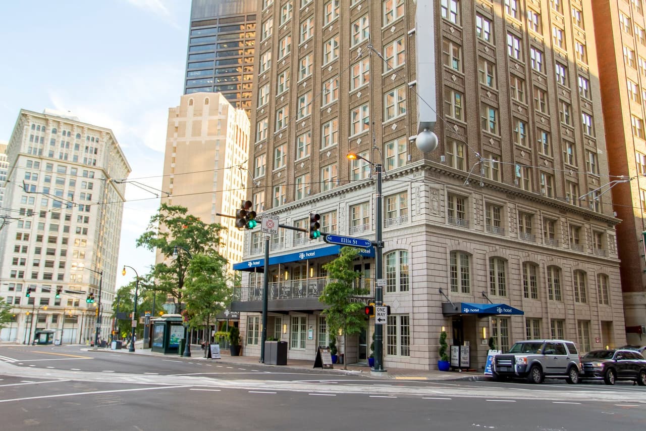 <b>The Ellis Hotel (Atlanta)</b>: Antes de que fuera The Ellis Hotel, el Winecoff Hotel fue construido en 1913 como un supuesto "hotel a prueba de fuego". Pero en 1946, con 300 huéspedes, el hotel se incendió y murieron 119 personas. Los bomberos solo pudieron llegar a ocho de los 15 pisos. Frank Winecoff, el hombre por quien el hotel tenía su nombre, estaba entre los muertos. A pesar de los daños, el edificio volvió a abrir sus puertas como hotel en la década de 1950 y luego como casa de retiro antes de convertirse en The Ellis Hotel en la década de 1990. Los huéspedes han informado que huelen humo y las alarmas de incendio se activaron en el momento en que ocurrió el incendio original.