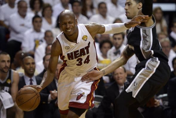 Habrá séptimo juego entre los Spurs y los Heat (30 fotos) ¡Locura total! Un juego electrizante, inolvidable, donde ambos equipos dieron una demostración inolvidable en el American Airlines Arena, manteniendo en vilo a los fanáticos en San Antonio y en Miami, primero durante los 48 minutos regulares y después en los 5 minutos de OT. .Tim Duncan, con una clásica demostración durante todo el partido, anotó más tantos en la primera mitad que la combinación de los 3 de Miami, Wade-James-Bosh 25/21, facilitando que los Spurs dominaran al Heat hasta comenzar el cuarto período, cuando Miami llevo a cabo un cambio de jugadores. Cuando solo faltaban 5 segundos para coronarse campeones los San Antonio Spurs, el incomparable Ray Allen empató el partido con un tiro de 3 puntos, forzando el OT. Con 1:43 en el reloj, LeBron James (triple/doble, 32 puntos, 11 asistencias y 10 rebotes) encaramó al Heat 101-100, y al concluir el OT, de nuevo Allen realizó una formidable jugada defensiva, dando dos puntos más al Heat, que terminó, a pesar de los umpires y para desconcierto de los comentaristas que daban el cetro a San Antonio, 103-101 sobre los Spurs. .