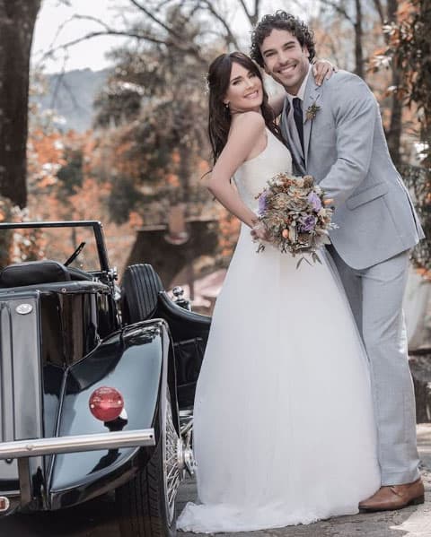 "No hay en el mundo nada mejor que festejar el amor. Ayer lo hicimos nosotros, llenos de amor y de alegría por tenernos, por mirarnos a los ojos diario, por todo lo q hemos construído, fue sin duda la mejor noche de nuestras vidas, acompañados de la mayoría de las personas q amamos y que estuvieron bailando, sonriendo y festejando con nosotros. Te amo amor mío @gutosalas gracias por tu amor", escribió la actriz en Instagram.