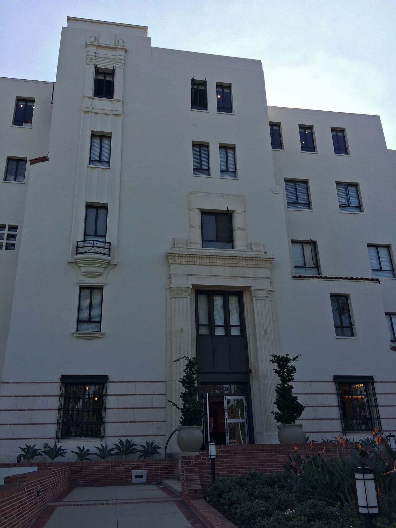 Inaugurado en 1905, el edificio sirvió durante varias décadas como un centro médico y psiquiátrico para los empleados de la compañía ferroviaria Santa Fe.