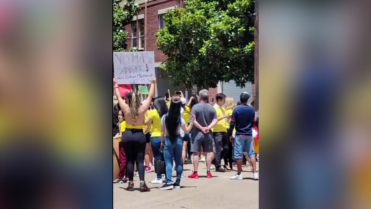 "No más sangre, nos estamos matando" se lee en las pancartas.