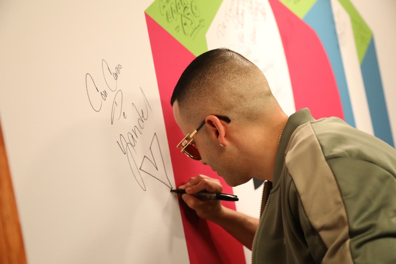 Después de los ensayos, Yandel no podía perderse la experiencia del set digital.