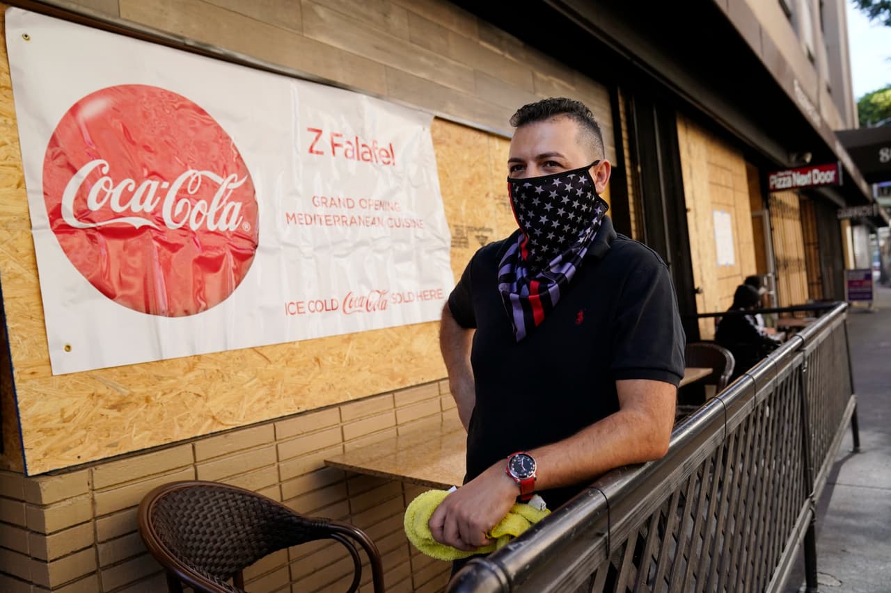En Los Ángeles, tiendas, bancos y hasta edificios amanecieron cubiertos con tablas. Esto como medidas preventivas antes posibles brotes de violencia tras los cierres de los centros de votación.