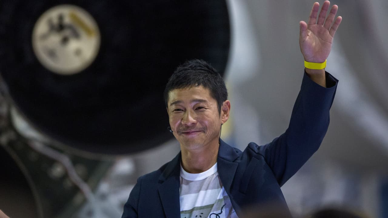 Un multimillonario japonés busca a ocho personas que quieran viajar con él a la órbita lunar