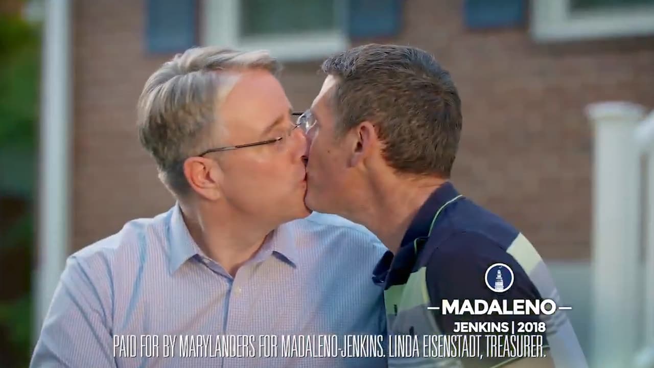 Este candidato quería 'enfurecer' a Trump: pagó un anuncio en su programa favorito besándose con su esposo