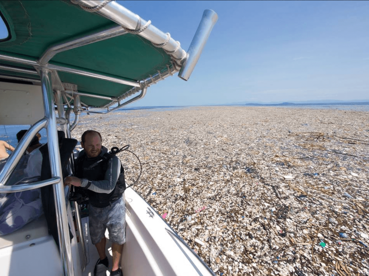 Entre 4.8 y 12.7 millones de toneladas de plásticos van a parar a ríos y océanos cada año, según un estudio de la Universidad de Georgia, EEUU. Honduras tiene su propio ‘mar de plástico’ en el Caribe y culpa a Guatemala de ello. En octubre de 2017 una fotógrafa británica
<a href="https://www.univision.com/noticias/planeta/honduras-tiene-su-propio-mar-de-plastico-en-el-mar-caribe-y-culpa-a-guatemala-de-ello">denunció con imágenes la densa contaminación</a> que cubre un área de varias millas entre las islas hondureñas de Roatán y Cayos Cochinos. Allí flotan a simple vista tenedores, cucharas, zapatos y productos plásticos.
