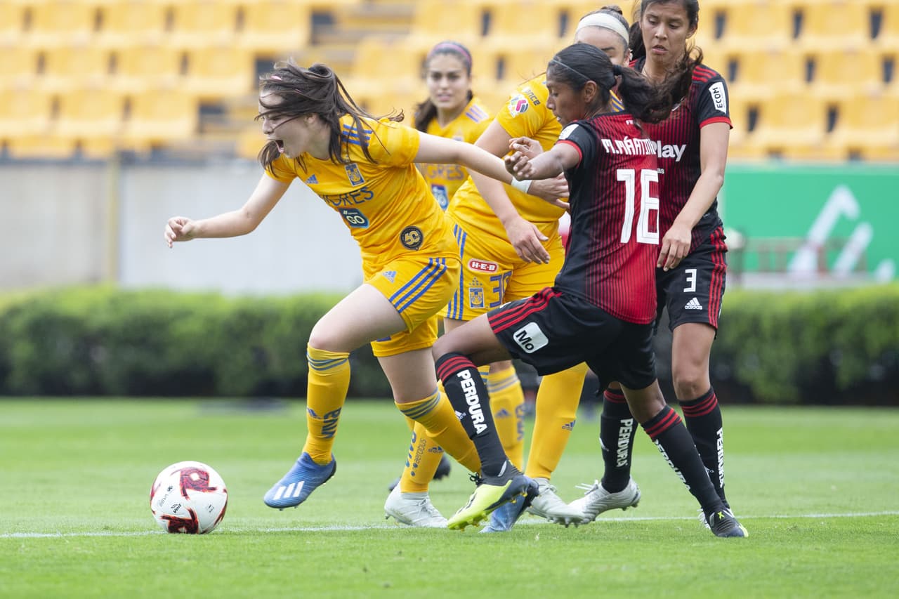 Con goles de Belén Cruz y Miah Zuazua, 'las Felinas' ganan 2-0 al Atlas y llegan a 10 puntos. El equipo femenil de Tigres sigue en ascenso en la Liga MX Femenil.