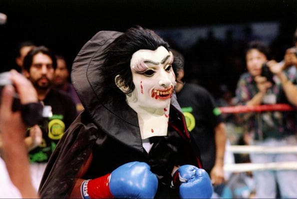 Sus vestimentos causaban sensación entre el público aficionado al boxeo. El 15 de noviembre de 1993, Jorge Páez luce una mascara en el ring el día de su pelea contra Raúl Franco.