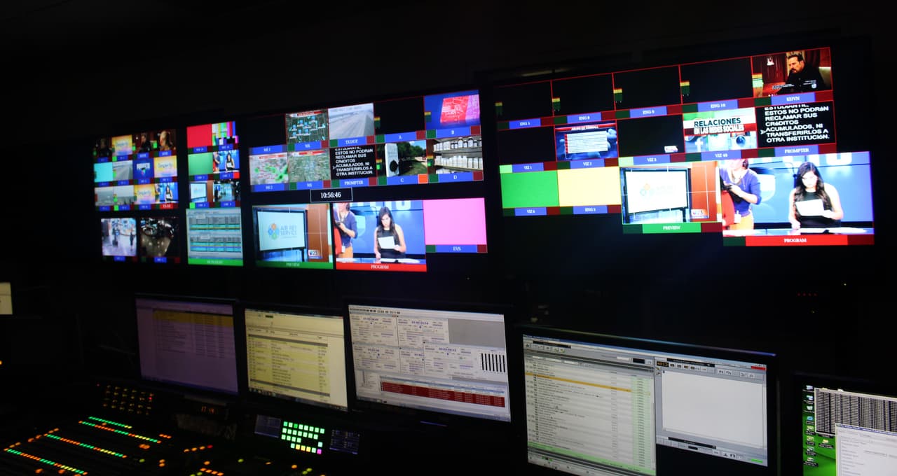 Cada pantalla tiene una función en el control room, por eso es que cuando se está al aire, se debe tener nervios de acero.