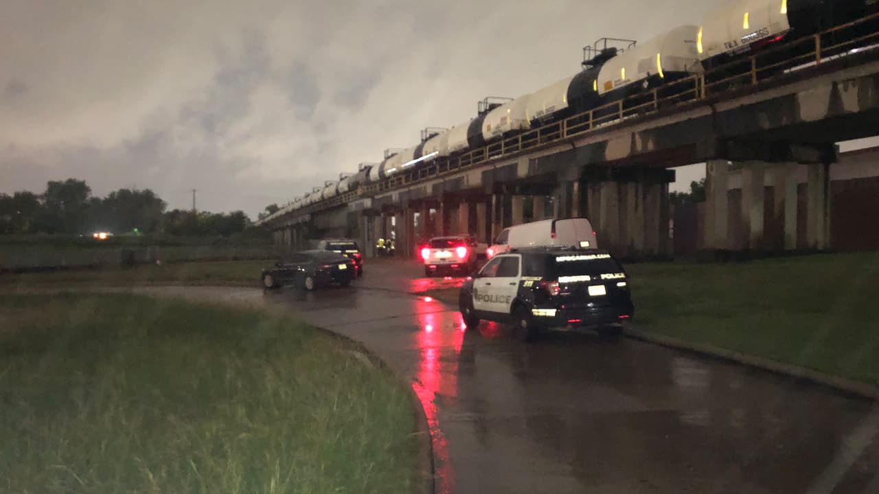 El hombre saltó al agua cuando su línea de pesca se atoró con algo.