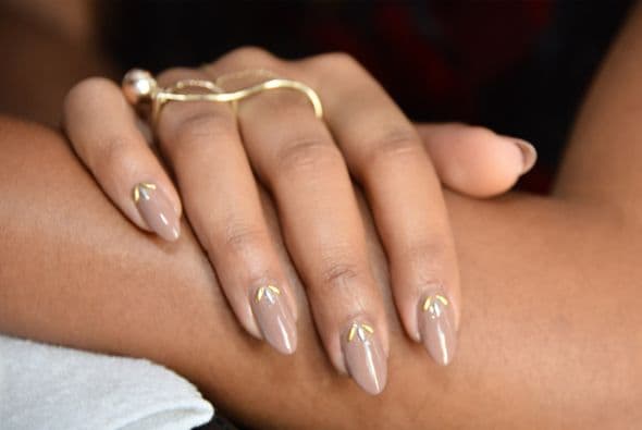 En esta tendencia también se puede llevar alguna aplicación sencilla que le de un toque especial.