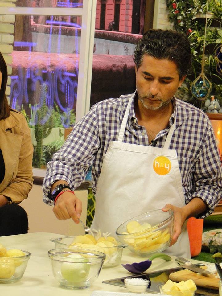 Nuestro querido Raúl cocinando un delicioso platillo. (1 de agosto)