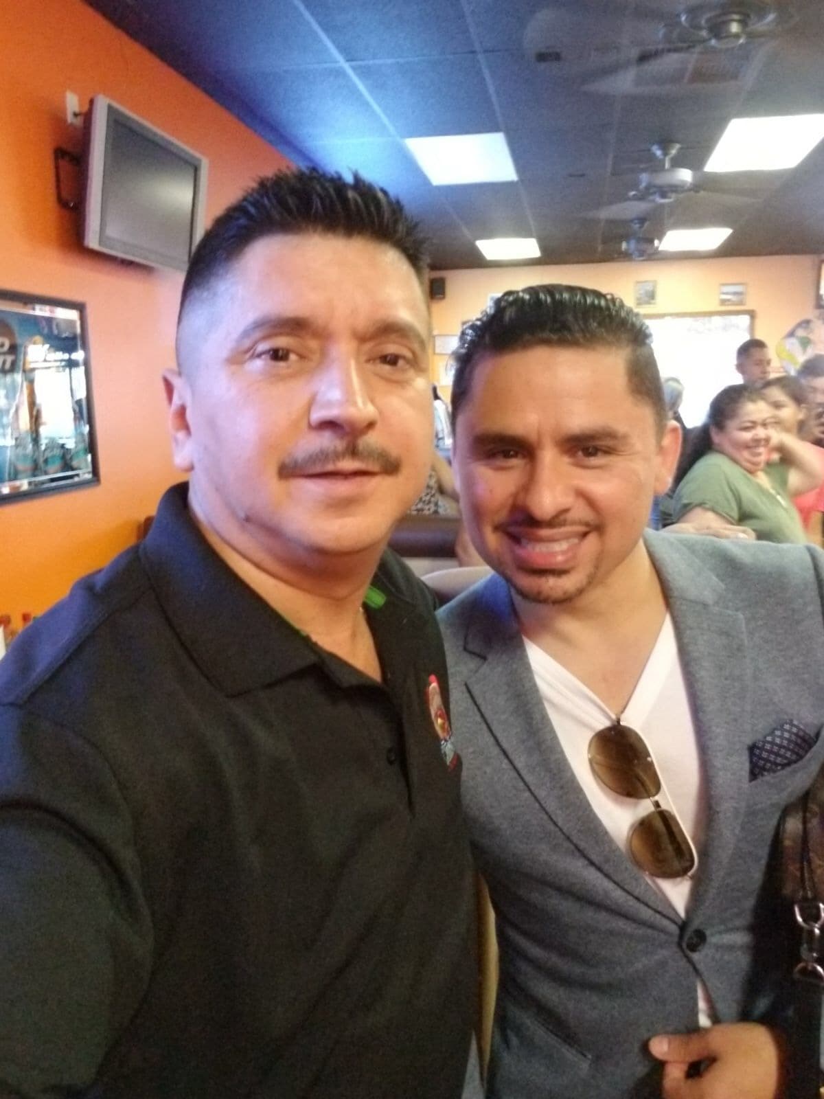 Miguel Gastelum 'El Patrón', un talentoso compositor del regional mexicano con una vida digna de contar en un corrido. Aquí con su amigo Larry Hernández.