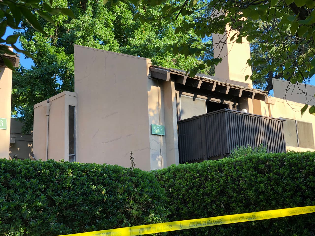 Un incendio en la cuadra 800 de la calle Woodside el 29 de julio por la mañana dejó una mujer muerta.