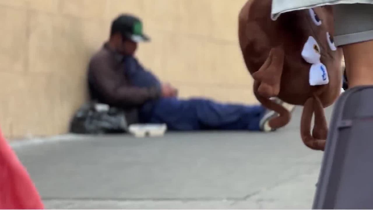 Las sobredsis en los latinos sigue aumentando desde hace años, según un estudio. Durante un recorrido por calles de San Francisco, en donde se sabe que las personas que consumen drogas se reúnen, no hay ningún latino. Al parecer, ellos las consumen a ocultas porque muchos no tienen una situación migratoria en regla que los pondría en riesgo y ser deportados. Los latinos consumen fentanilo, pero muchos no lo saben.