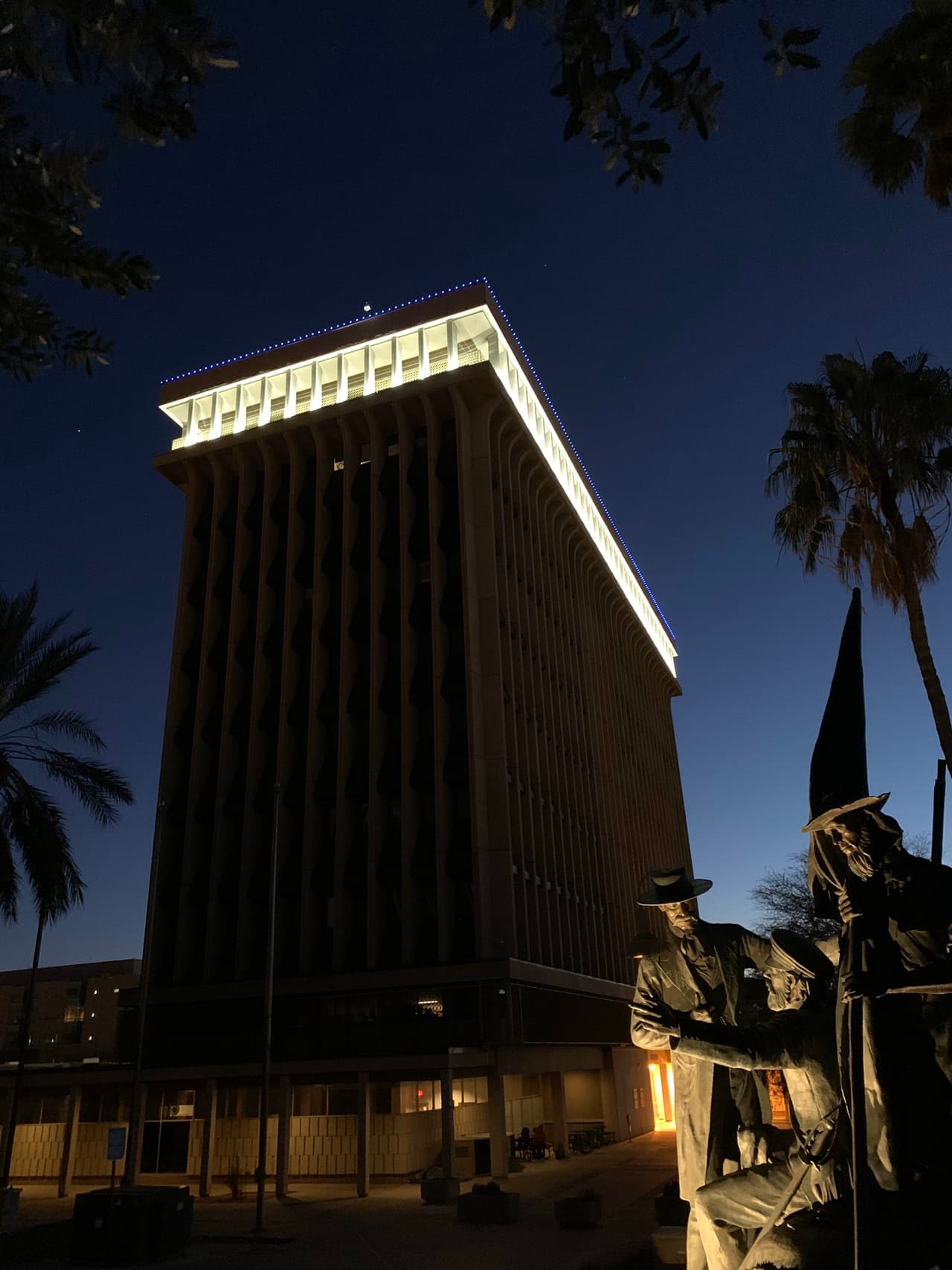 Tucson muestra su apoyo a los trabajadores médicos de primera línea de Arizona y a los servicios de emergencia que luchan contra COVID-19 con luces azules en el Ayuntamiento esta noche #LightAZBlue”, publicó la ciudad Tucson vía Twitter.
<br>