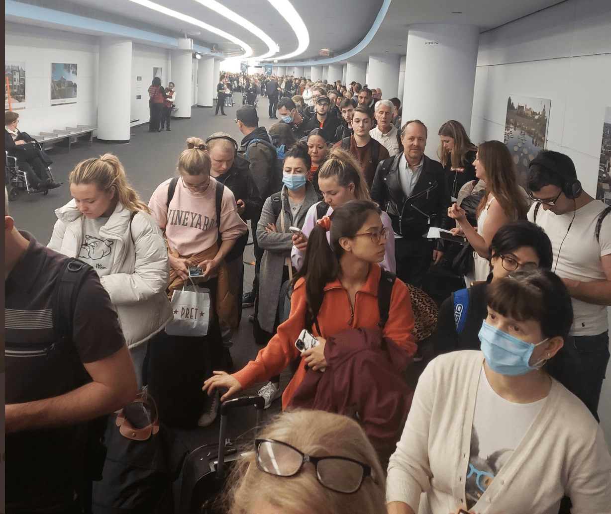 Se informaron largas filas y esperas de varias horas en el Aeropuerto Internacional O'Hare de Chicago el sábado por la noche debido a pruebas de detección de coronavirus.