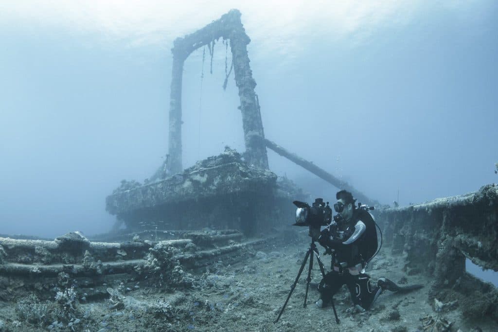 El artista retrató también el proceso de ubicación de las piezas artísticas.
