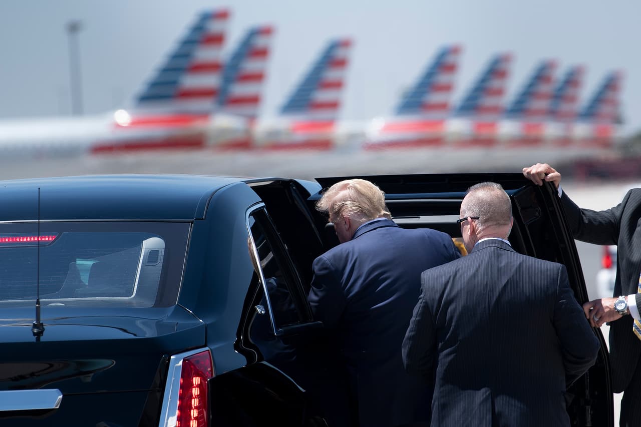 El presidente Donald Trump llegó este martes a Phoenix para visitar la planta Honeywell, una empresa multinacional dedicada a la construcción de motores para aviones que dio un giro a su producción para elaborar máscaras N-95 que necesita el personal médico y de primera línea en medio de la pandemia del coronavirus.