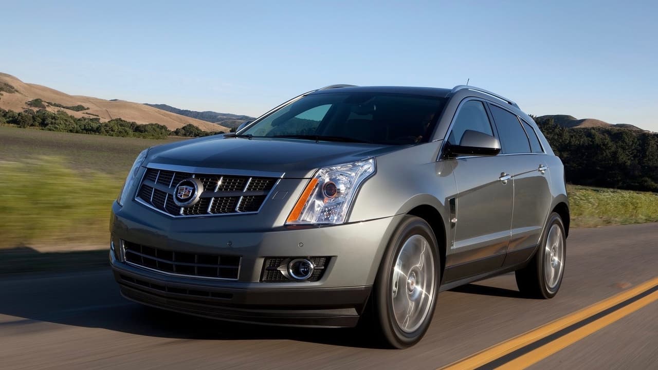 <h3 class="cms-h3-H3">9. Cadillac SRX</h3>
<br>
<br>Esta crossover mediana de Cadillac fue la segunda y última generación de uno de los vehículos más exitosos del histórico fabricante de autos de lujo, sin embargo la poca potencia de sus motores y la competencia cada vez más fuerte en el campo de las camionetas medianas de lujo la hizo perder terreno terreno. La SRX fue reemplazada en 2017 por la nueva CT5.
<br>
<br>Según iSeeCars.com con un precio promedio de 26,291 dólares para una unidad de 3 años de uso y un factor de depreciación de 47.2%, la Cadillac SRX es la novena mejor opción de un carro de segunda mano con poco uso en el país.