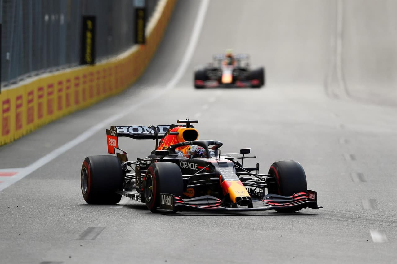 Tras una carrera muy dramática en el Gran Premio de Baku, el mexicano Sergio 'Checo' Pérez se lleva la carrera en la Formula 1 y consigue su segundo podio en su carrera. El piloto de Red Bull comparte el podio con Sebastian Vettel y Pierre Gasly. Max Verstappen abanonó la carrera tras ser puntero por una llanta reventada y Hamilton abandonó la carrera.