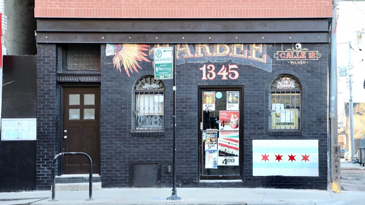 El popular bar Harbee Liquor cerró temporalmente en el 2016 y reabrió con la ayuda del entonces concejal Daniel Solís. Dicho bar está en el vecindario de Pilsen.