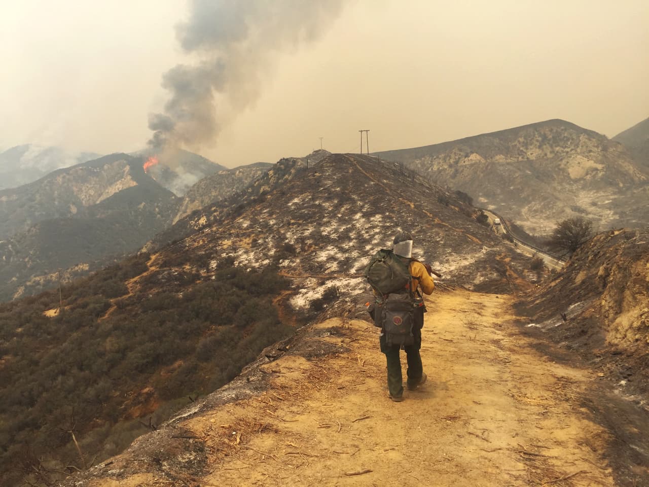 Rescatan a excursionistas atrapados en incendio
