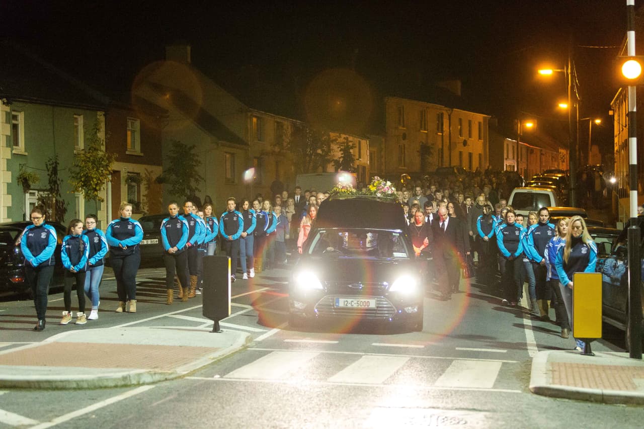 Familia y amigos la noche antes del funeral.