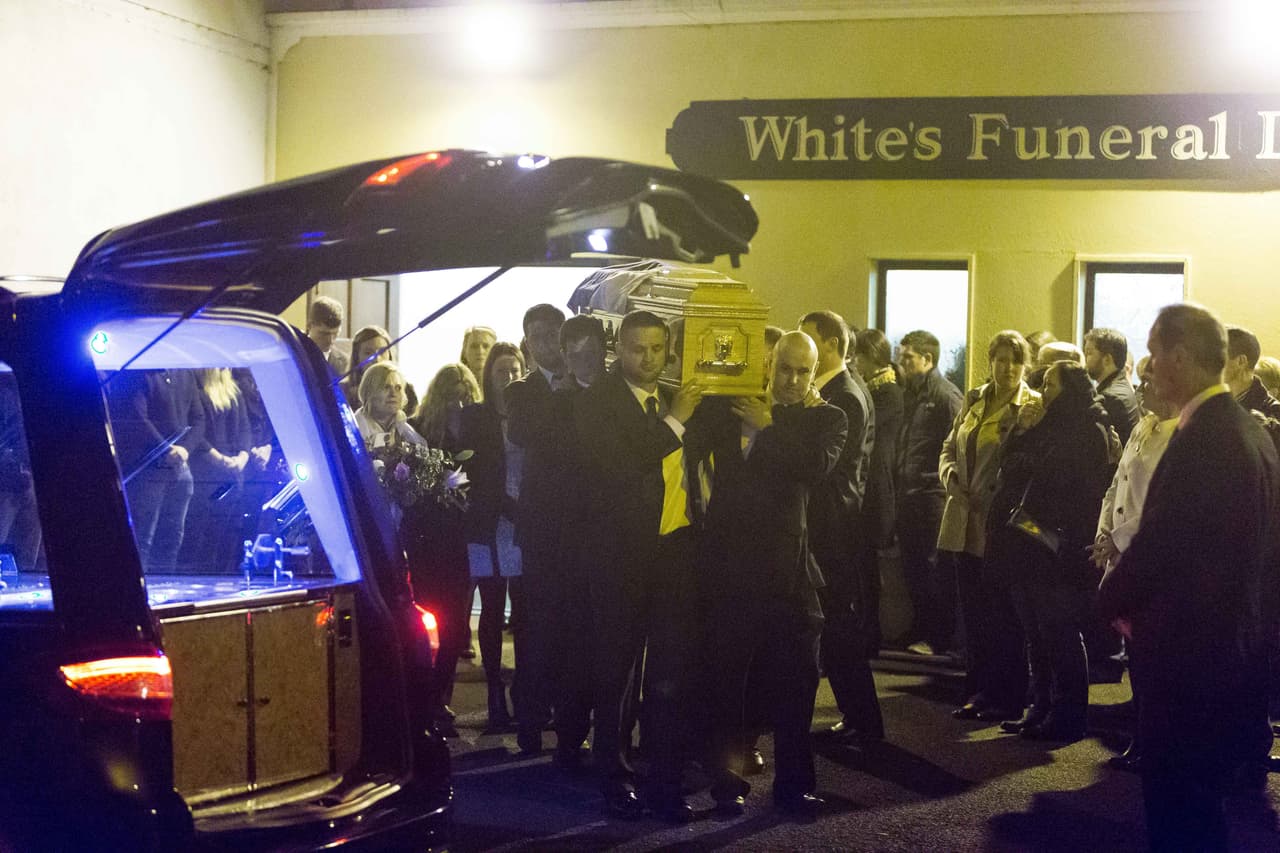 Familia y amigos la noche antes del funeral.