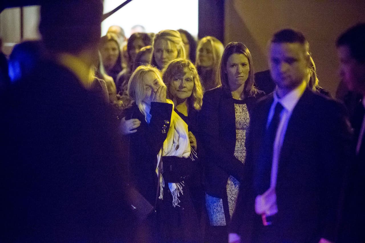 Familia y amigos la noche antes del funeral.