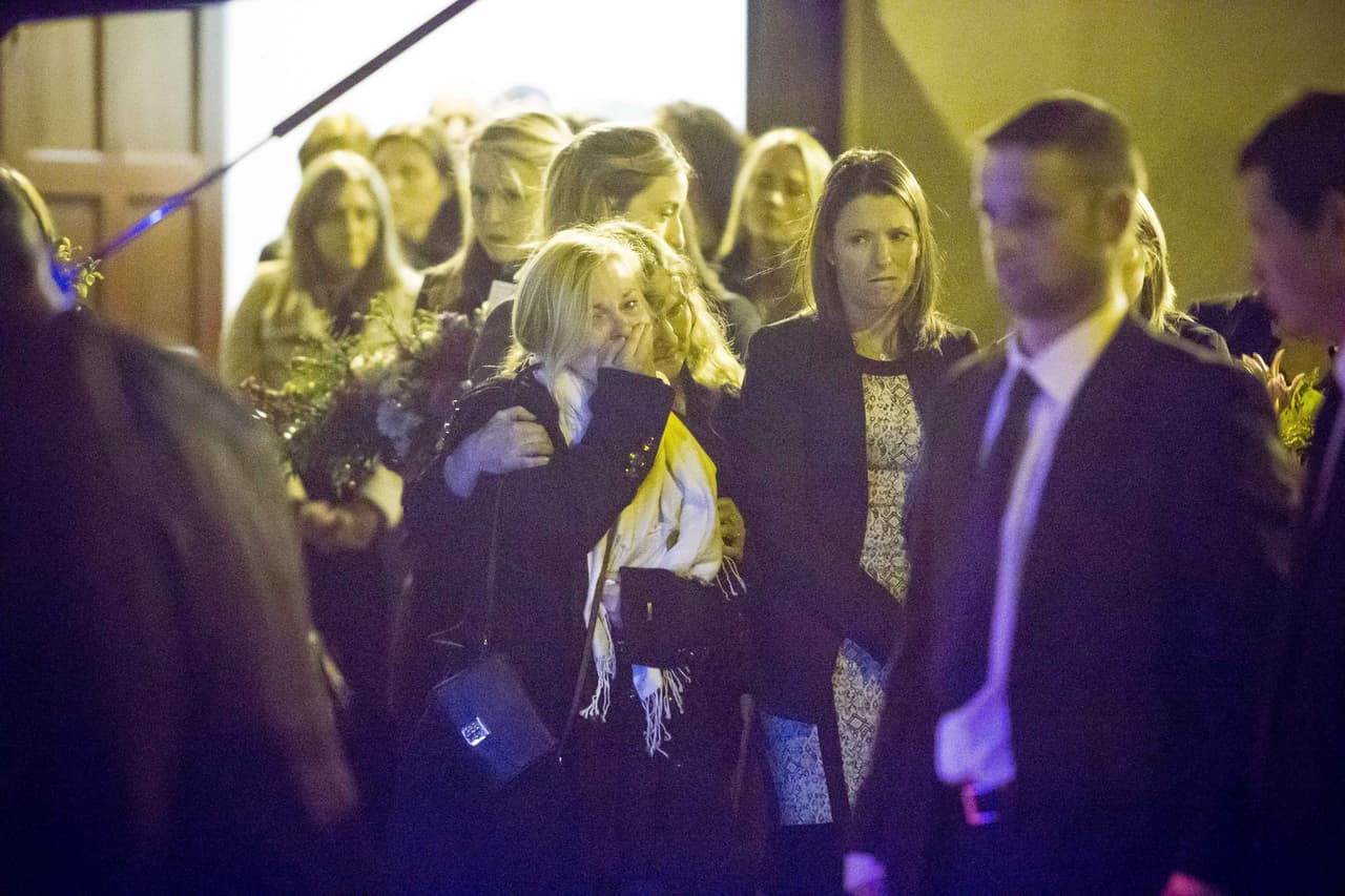 Familia y amigos la noche antes del funeral.