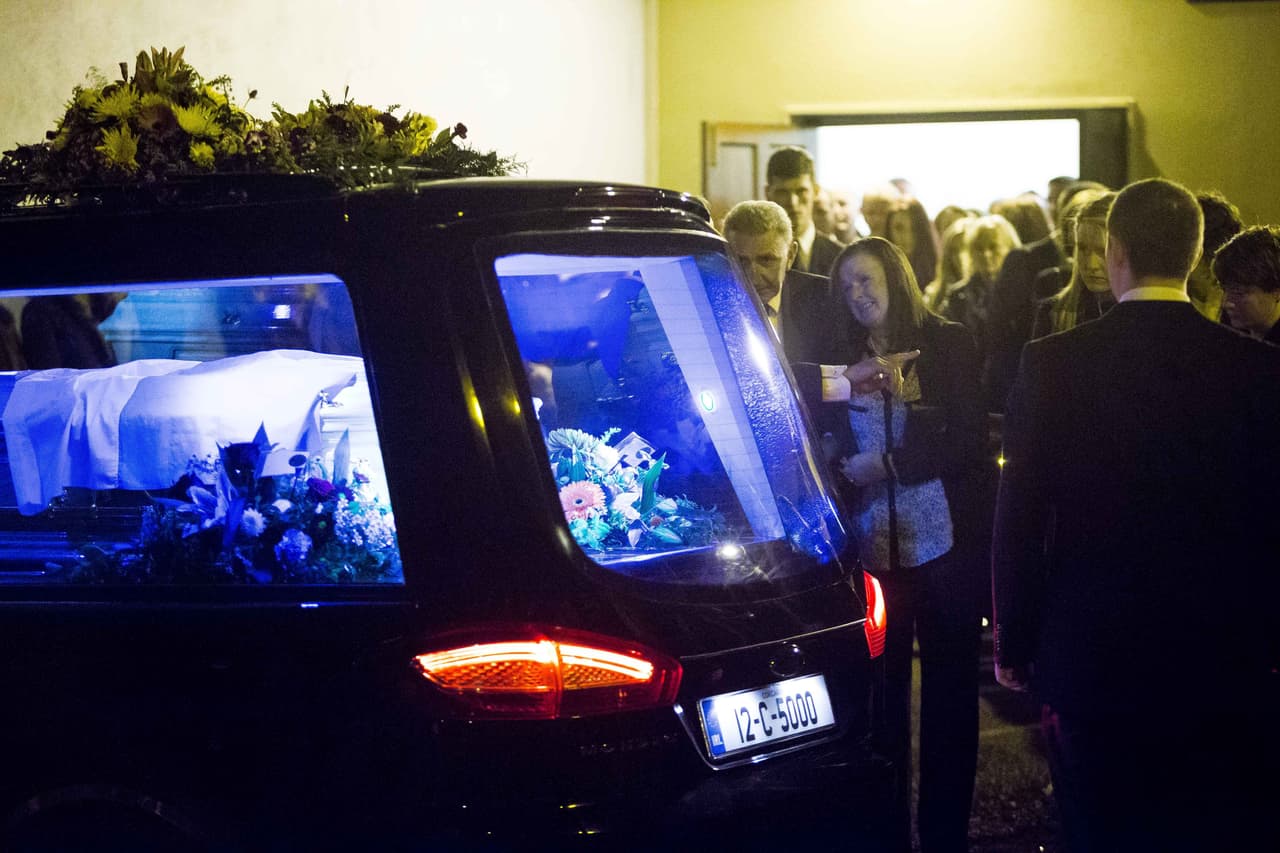 Familia y amigos la noche antes del funeral.
