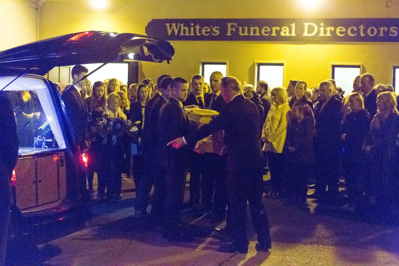 Familia y amigos la noche antes del funeral.