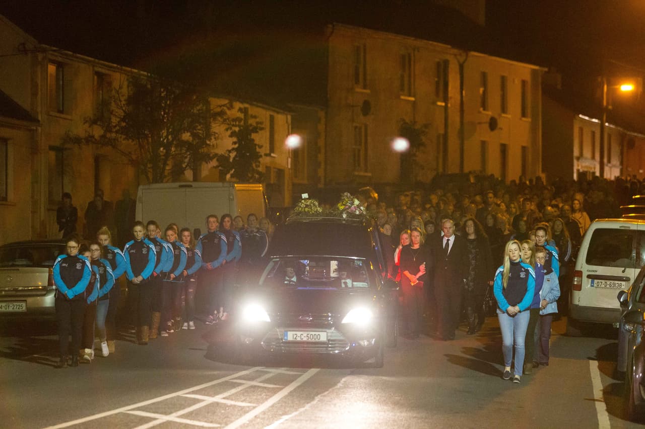 Familia y amigos la noche antes del funeral.