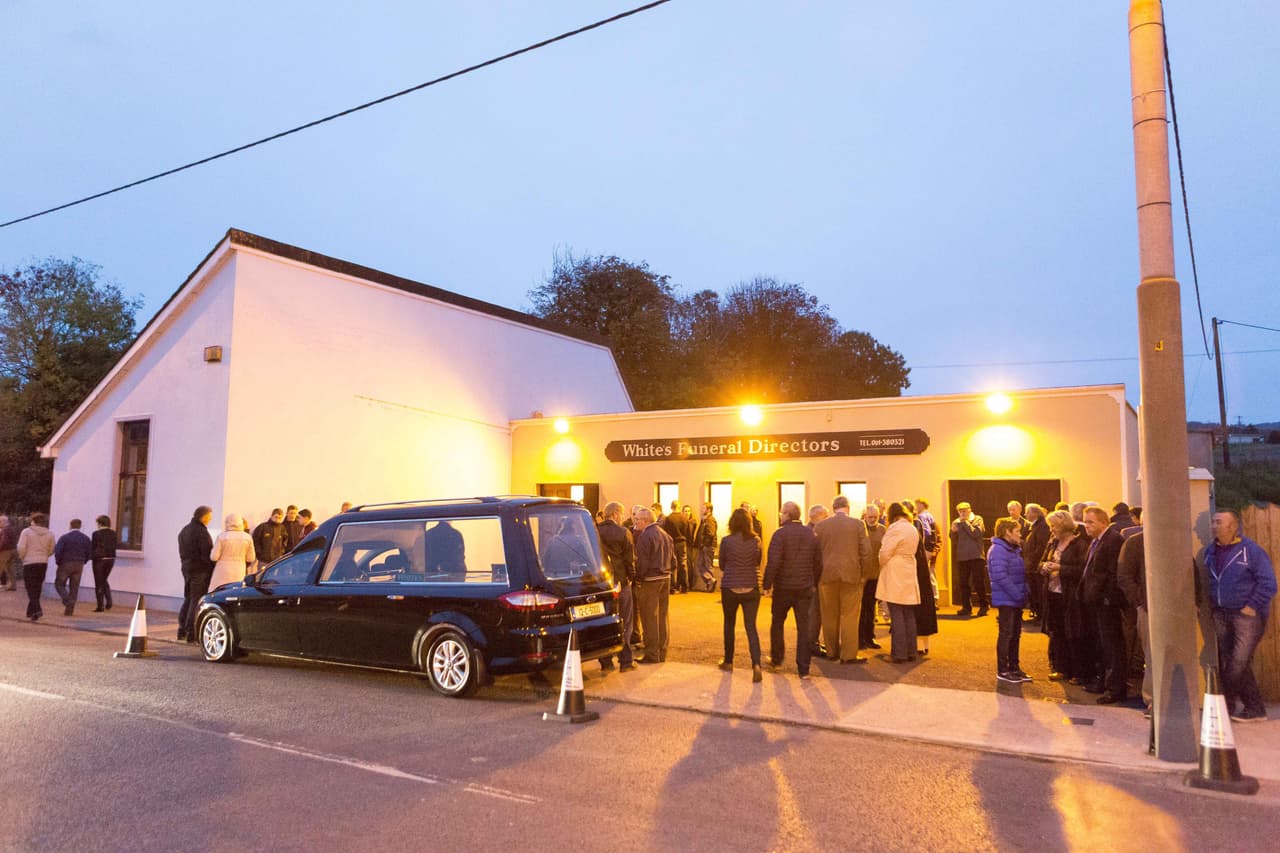 Sacando el ataúd de la funeraria.
