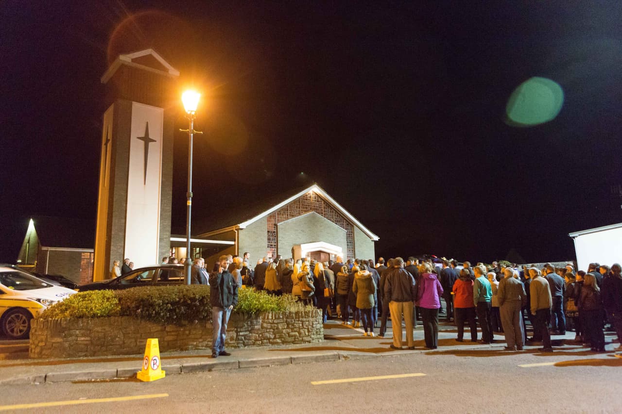 Familia y amigos la noche antes del funeral.