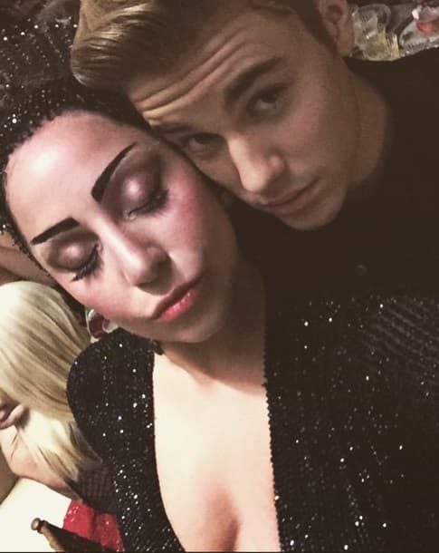 Y como le fascina estar acompañado de reinas, no dejó pasar la oportunidad para posar con Lady Gaga.