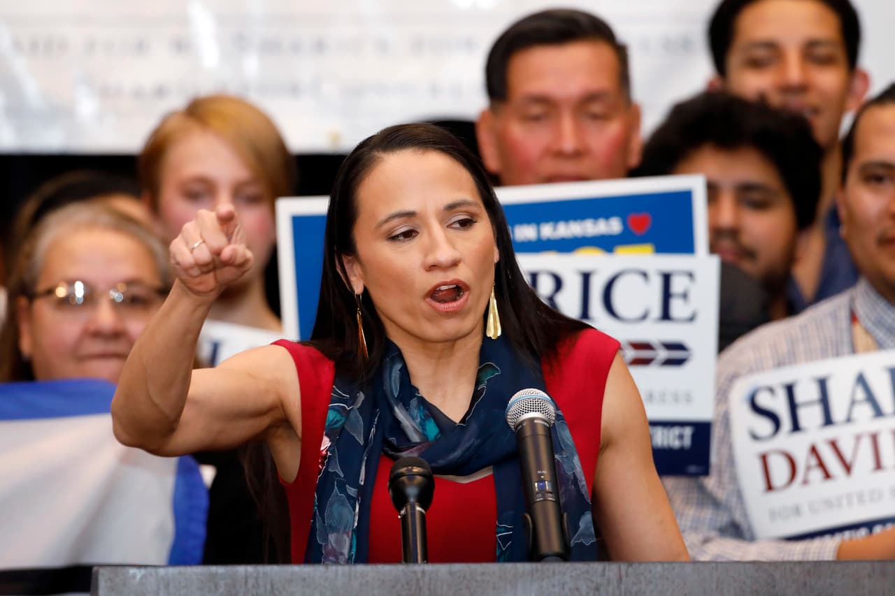 <b>Sharice Davids</b> venció al republicano Kevin Yoder en el Distrito 3 de Kansas. Junto a Deb Haaland será una de las primeras nativas americanas en la Cámara Baja. También será la primera representante abiertamente gay.