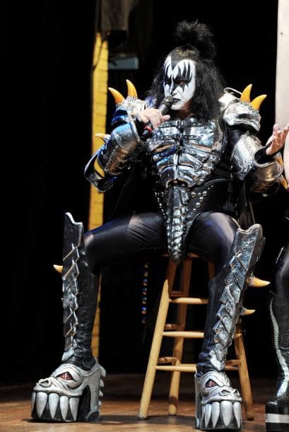 A dos meses de celebrar su entrada en el Hall de la Fama, la banda de rock de todos los tiempos se prepara para la mega gira en Estados Unidos. La extravagante banda anunció en Houses of Blue en Los Ángeles su próxima agenda de conciertos "2014 Heroes Tour' en el país, junto a Def Leppard otra de las súper bandas del género Hard Rock y Heavy Metal.