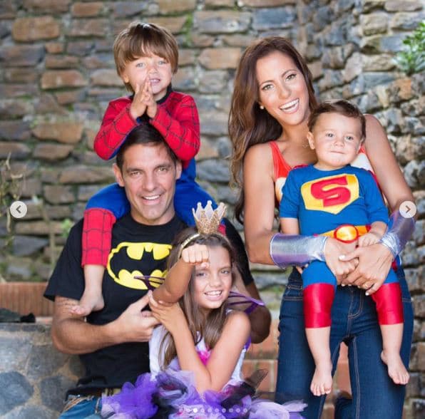 'No soy su mamá y tampoco me quiero agarrar ese rol. Gracias a Dios ella tiene la suya y están juntas como debe ser. Yo soy la esposa de su papá y mamá de sus hermanos que la ama desde que la conoció hace 6 años y supe ganarme su cariño', aclaró a sus detractores.