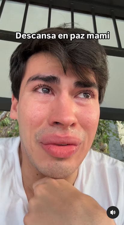 “Ay, no sé ni qué decir, tengo como un nudo en la garganta: Mi mami se acaba de ir al cielo”, compartió en su video de Instagram.
