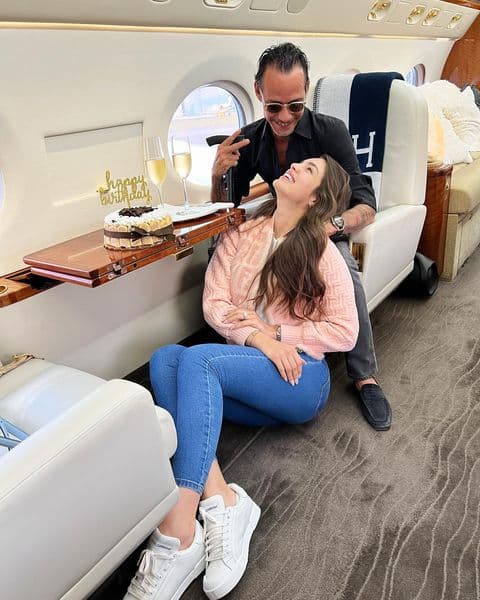 La argolla que le dio
<a href="https://www.univision.com/famosos/quien-es-nadia-ferreira-supuesta-nueva-novia-de-marc-anthony">Marc Anthony a su novia</a> presenta dos piedras baguette cónicas colocadas a los lados de un diamante de talla esmeralda.
<br>