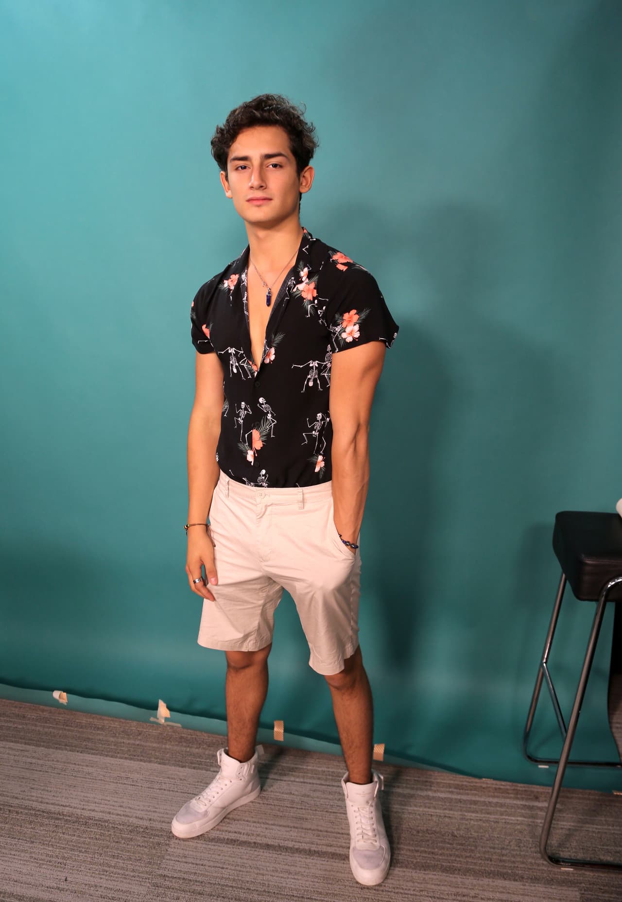 A pesar de que participará en la nueva telenovela de su padre con la interpretación del tema ‘La Playita’, no se tiene contemplado que Emilio aparezca en ella.