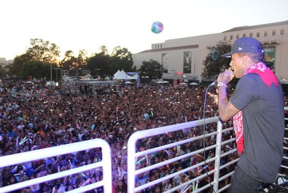 Kid Ink performed high above the crowd from the Coors Light stage! See exclusive pics of his high energy performance!