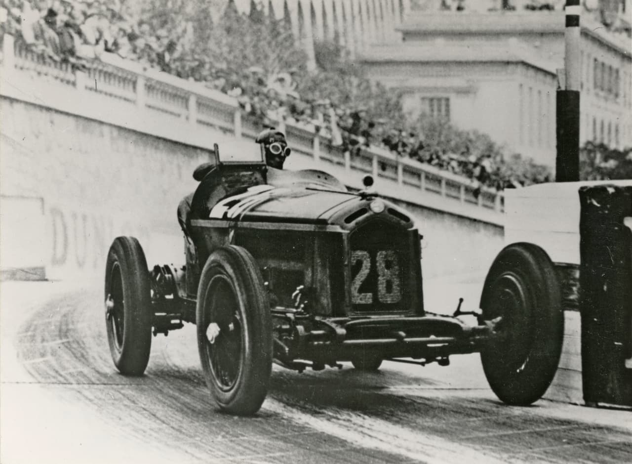 Desde el principio el P3 fue un éxito, conquistando la primera carrera en que participio (Italia) a manos de Nuvolari. En esta foto vemos a Tazio Nuvolari en camino a su victoria en Monaco en 1932.